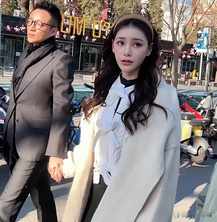 汪小菲带着马筱梅好像爸爸领着闺女，马筱梅总给人一种俏皮可爱的感觉，汪小菲真是总是