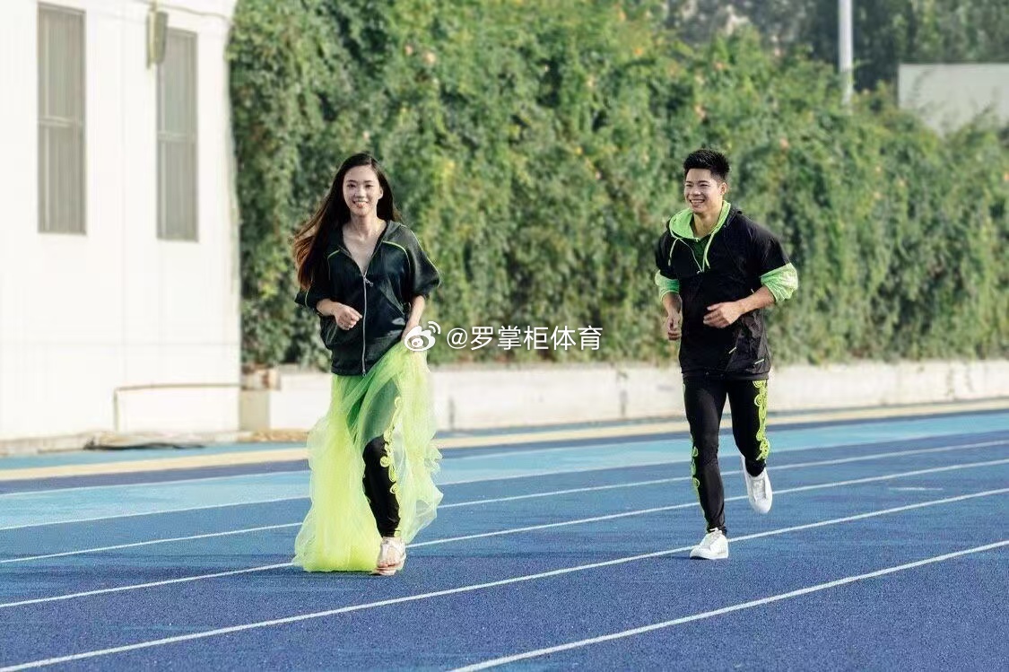 苏炳添林艳芳从校服到婚纱的爱情 那个初一时贴满贴纸的自行车女孩，如今是他三个孩子