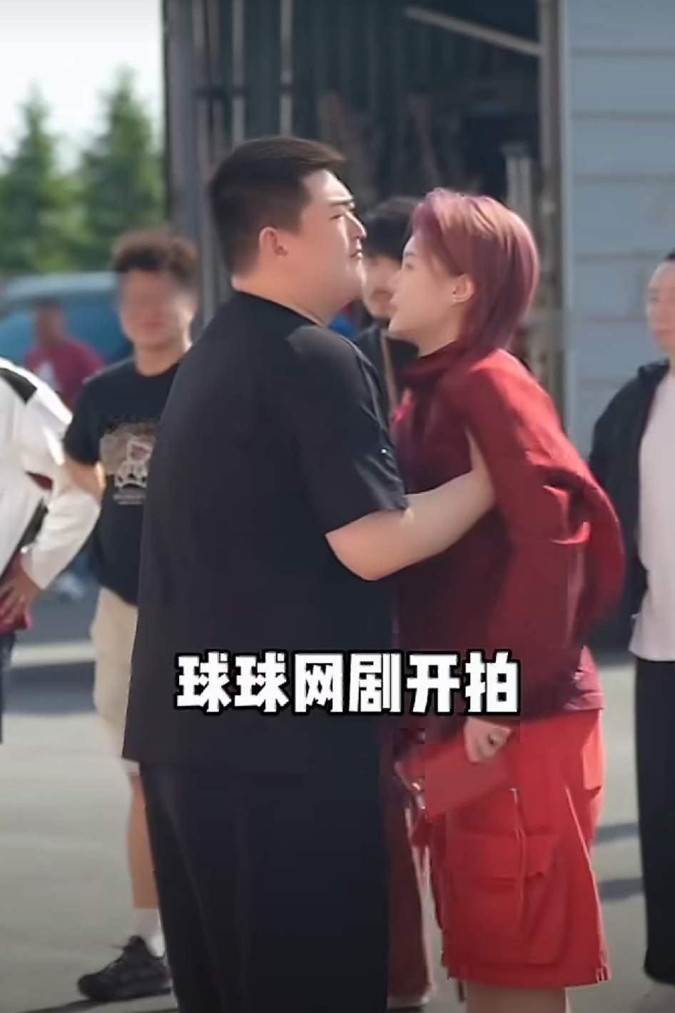 赵本山女儿跨界拍短剧！亲哥赵大牛现身捧场，赵家全员紧跟短剧风口

 家世话题：背