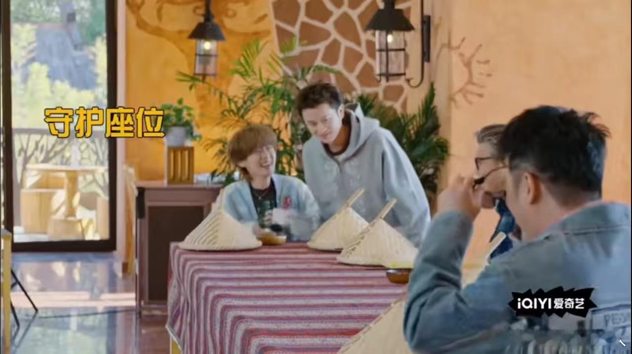 鹿晗被邓超逗得笑不停了哈哈哈哈哈 很多人觉得这个片段好笑，其实更多是因为两人的反