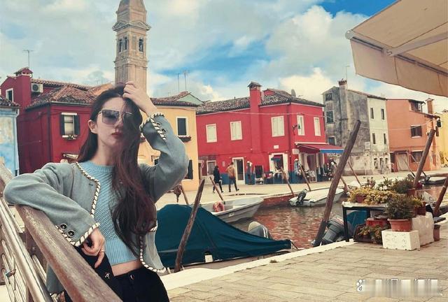 刘亦菲的随拍也太绝了！神颜依旧能打，身材比例更是逆天，随手一拍都是氛围感大片～ 