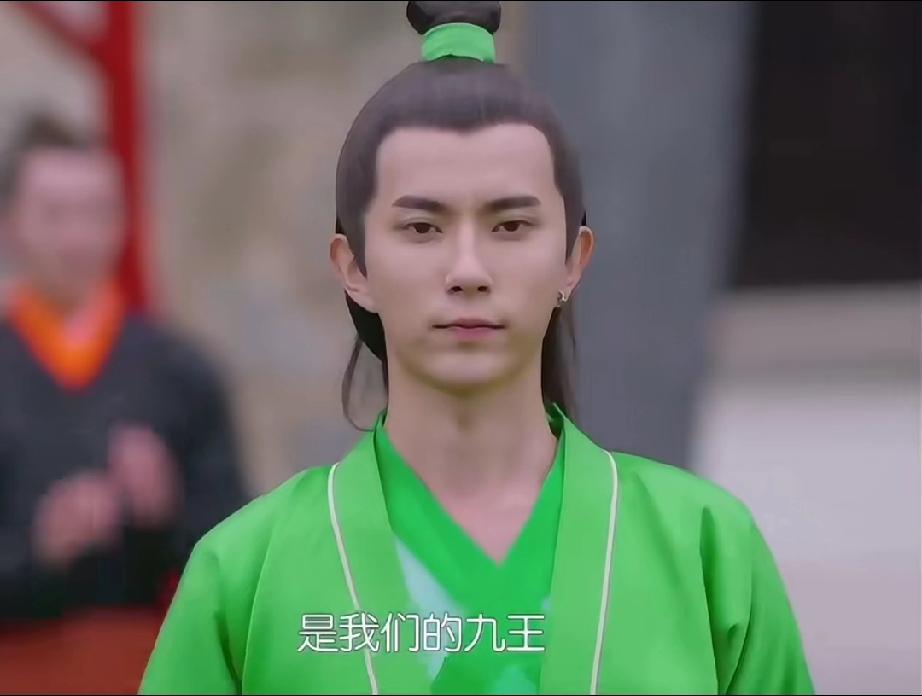 27岁的萌萌～是我们的九王

看到勃勃生机的他，突然对戴耳钉的男生有无限好感。