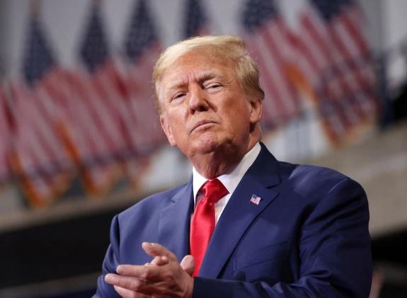 美国媒体集体懵了！特朗普从中国回来后像换了个人，不谈外交不谈经济，每天睁眼第一件