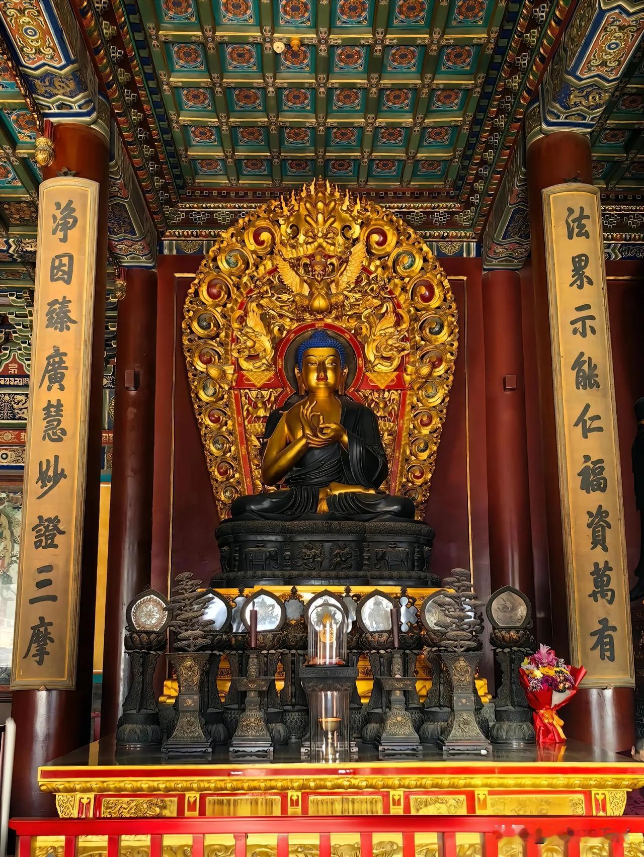雍和宫燃灯古佛：万千旧心结，一灯尽释然
 
游雍和宫大雄宝殿，游客大多偏爱正中释