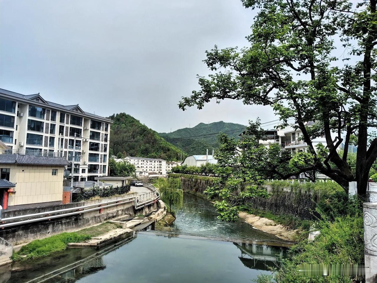 夕阳映峡红。