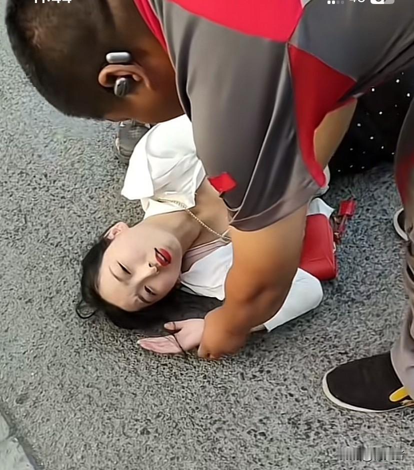 女子晕倒，没人敢扶，最终还是路过的快递小哥伸出缓手，为快递小哥点赞。