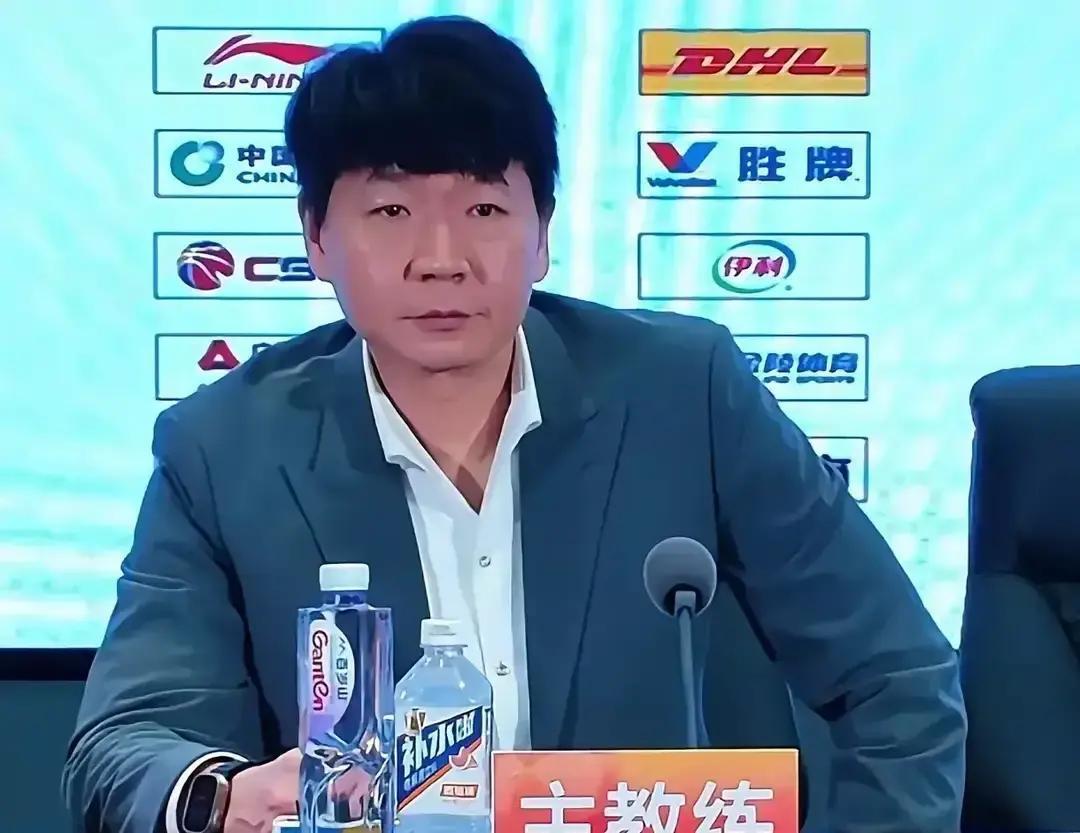 3胜4负，山东队更衣室已炸锅
 
高诗岩、陈培东两人合计命中率跌破35%，球迷在