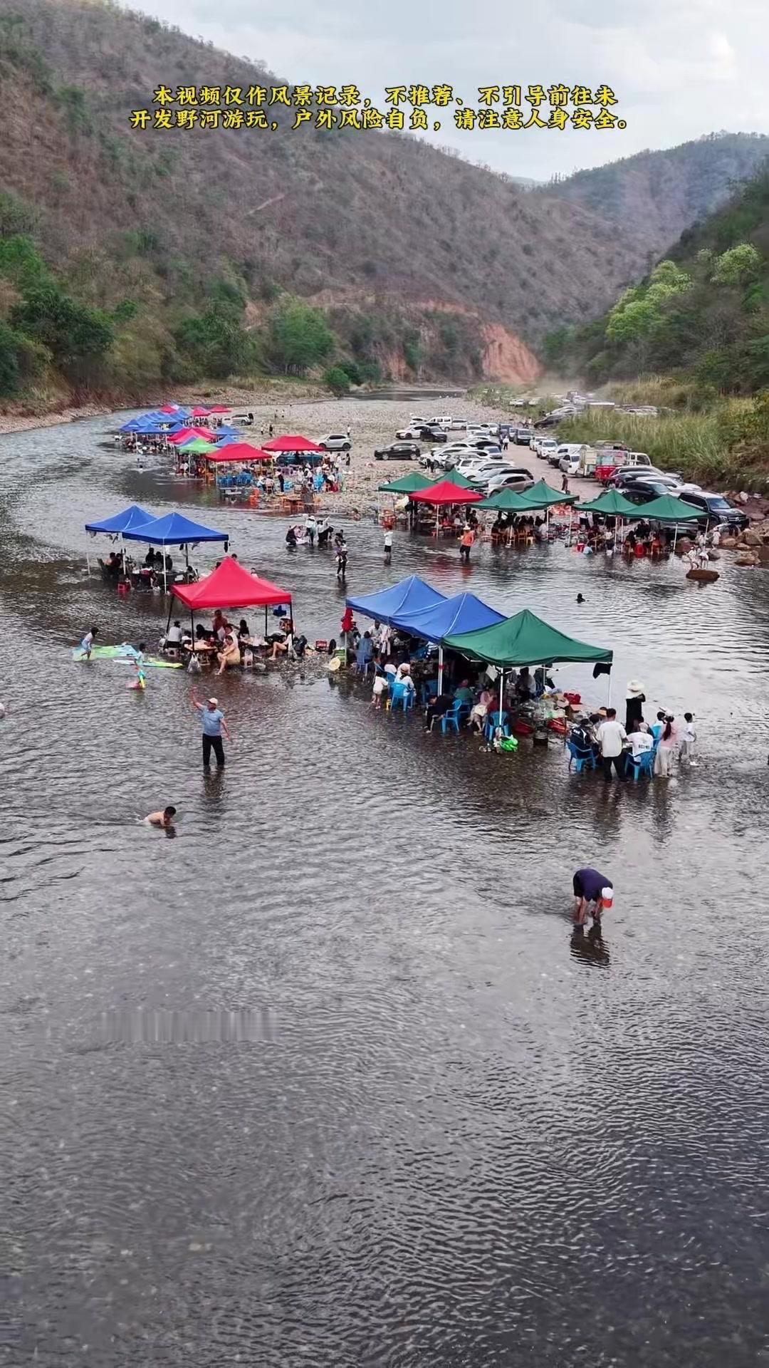 周末逃离城市喧嚣，在河边找个树荫扎营，简单带了面包、水果和速食汤，往小凳上一坐，