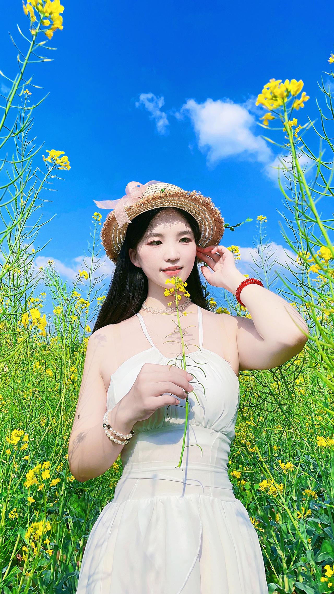 搭配一条白裙子和油菜花一起美美拍照美女 油菜花 马年 春晚