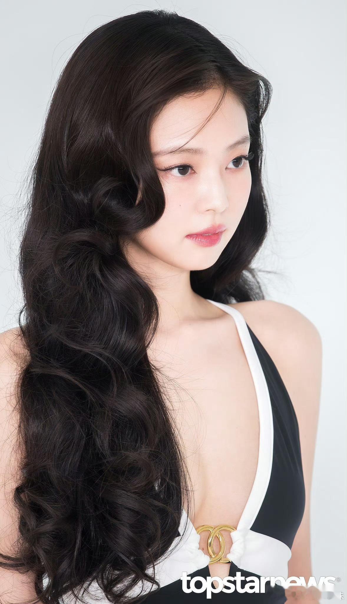 权志龙Jennie出席香奈儿大秀香奈儿当家花旦来了，红唇大波浪好明媚好美