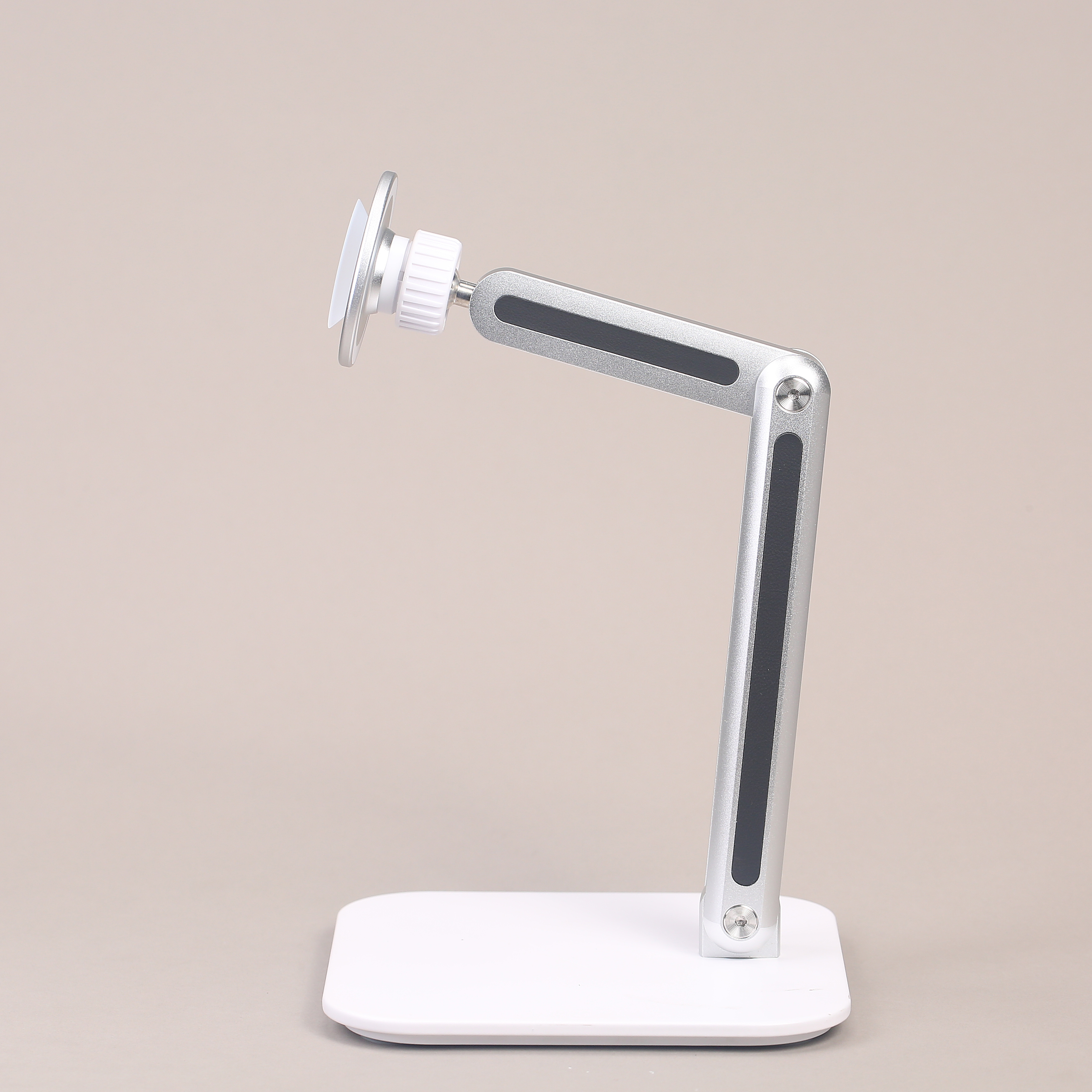 有人问 MagSafe 的磁力已经够用了，加一个吸盘的意义是什么？对我来说，意义