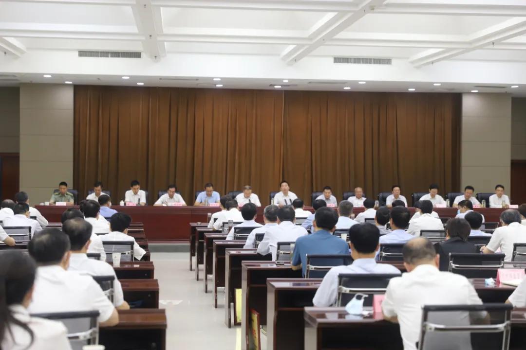 镇里公务员总共三十多个人，参公和事业人员倒不少。
年度考核时，优秀名额是按照比例