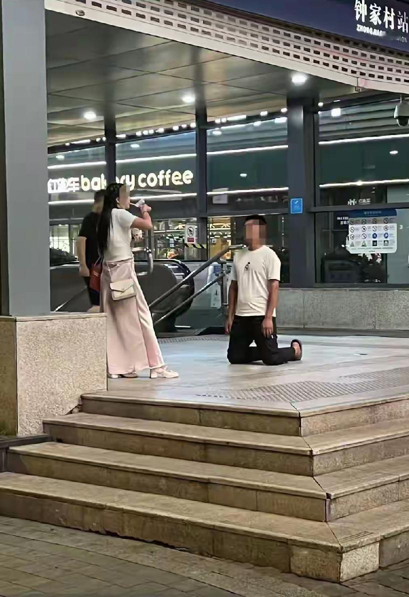 武汉钟家村地铁站，真想采访一下他，怎么想的[捂脸]
