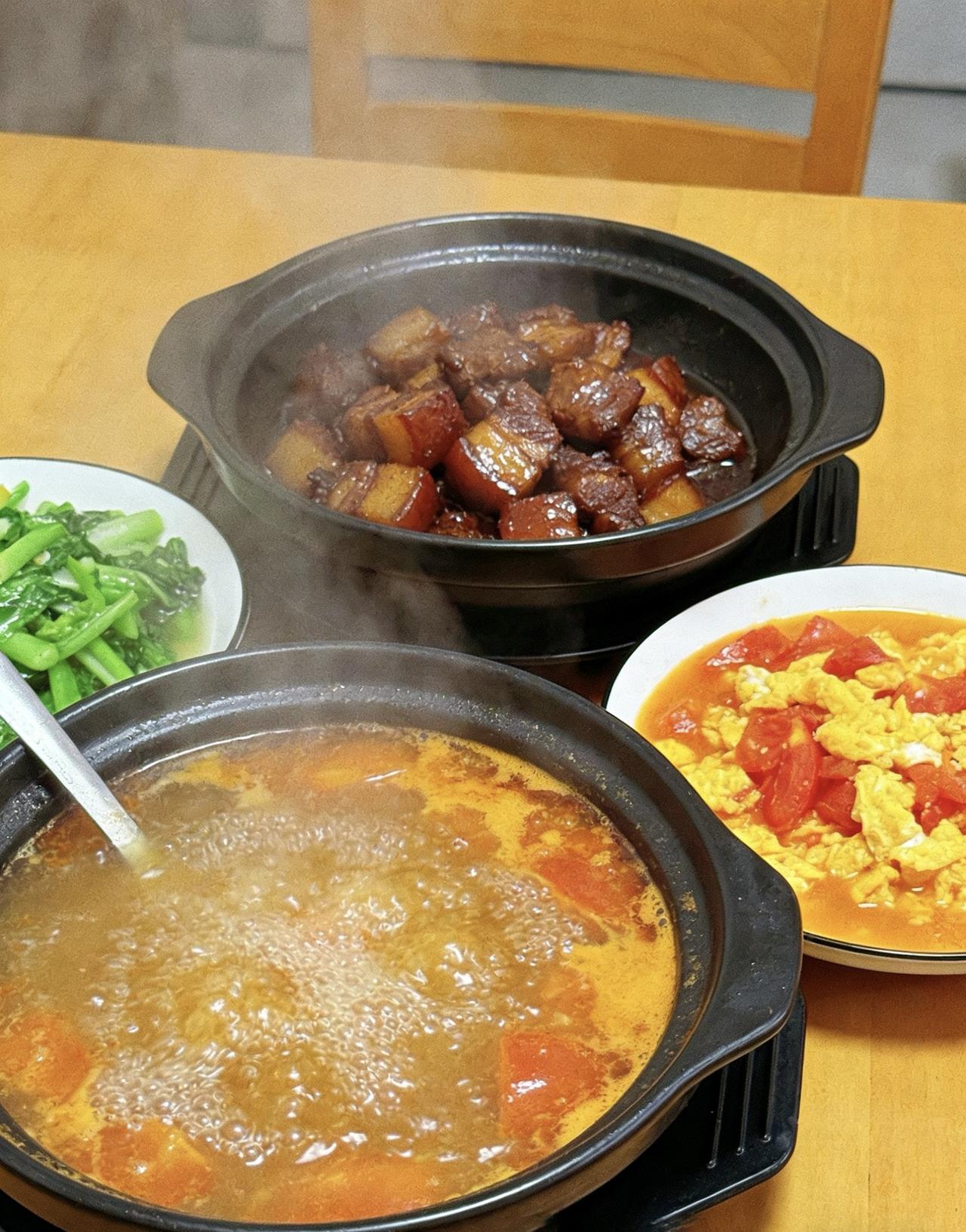 幸福就在平凡日常之中
妈妈上周查出来胆囊有点问题，需要做个小手术。虽然是小手术，