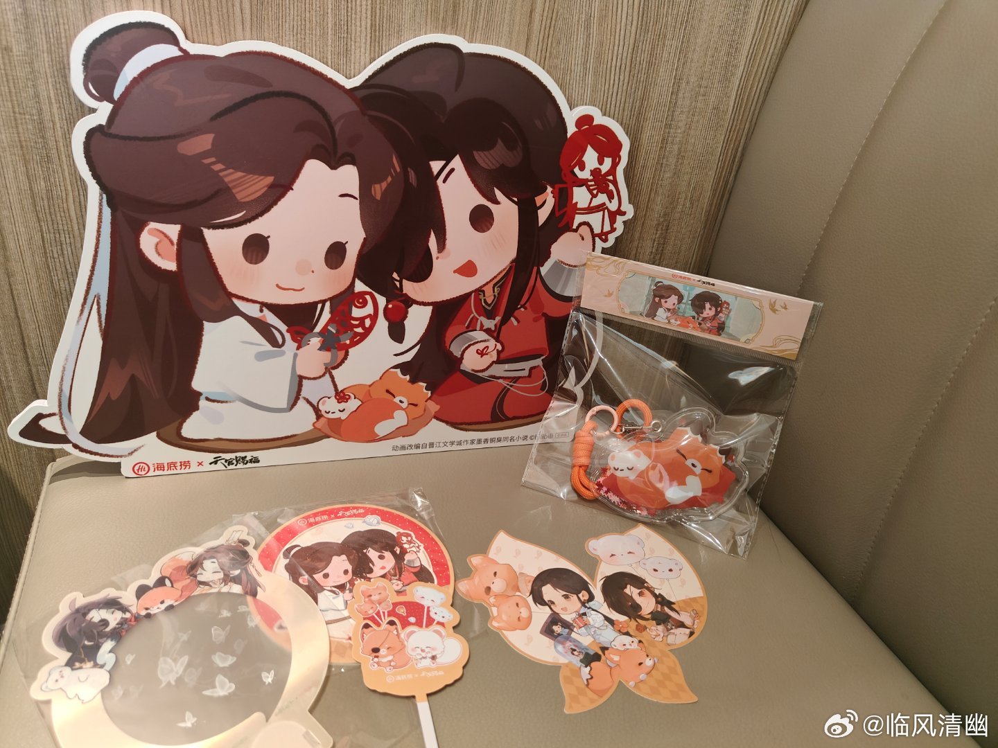 跟小哥拿了四五个【其实也就两款】让我挑看看喜欢哪个，我一口说出来正比太丑了，我要
