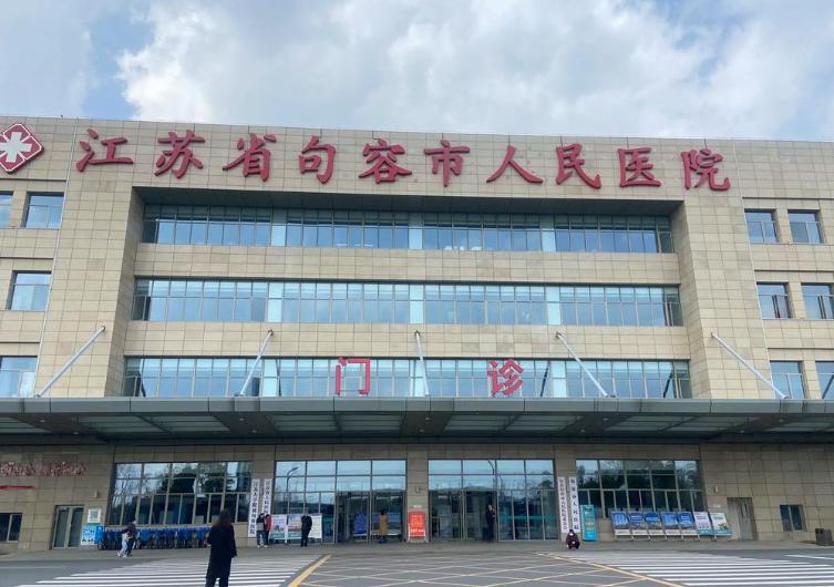 镇江一家医院义务照顾了一名无名老人整整7年。

这让我们对医院有关于“救人先交钱