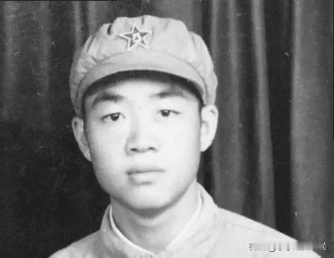 1951年，一个15岁新兵擦大炮，埋头看瞄准镜时，突然发现，敌人阵地上出现一奇怪