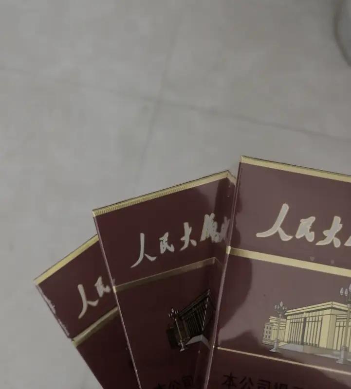 “有钱”和“人品好”哪个更重要？这还真不好说。
有钱能带来物质上的满足。想买啥买