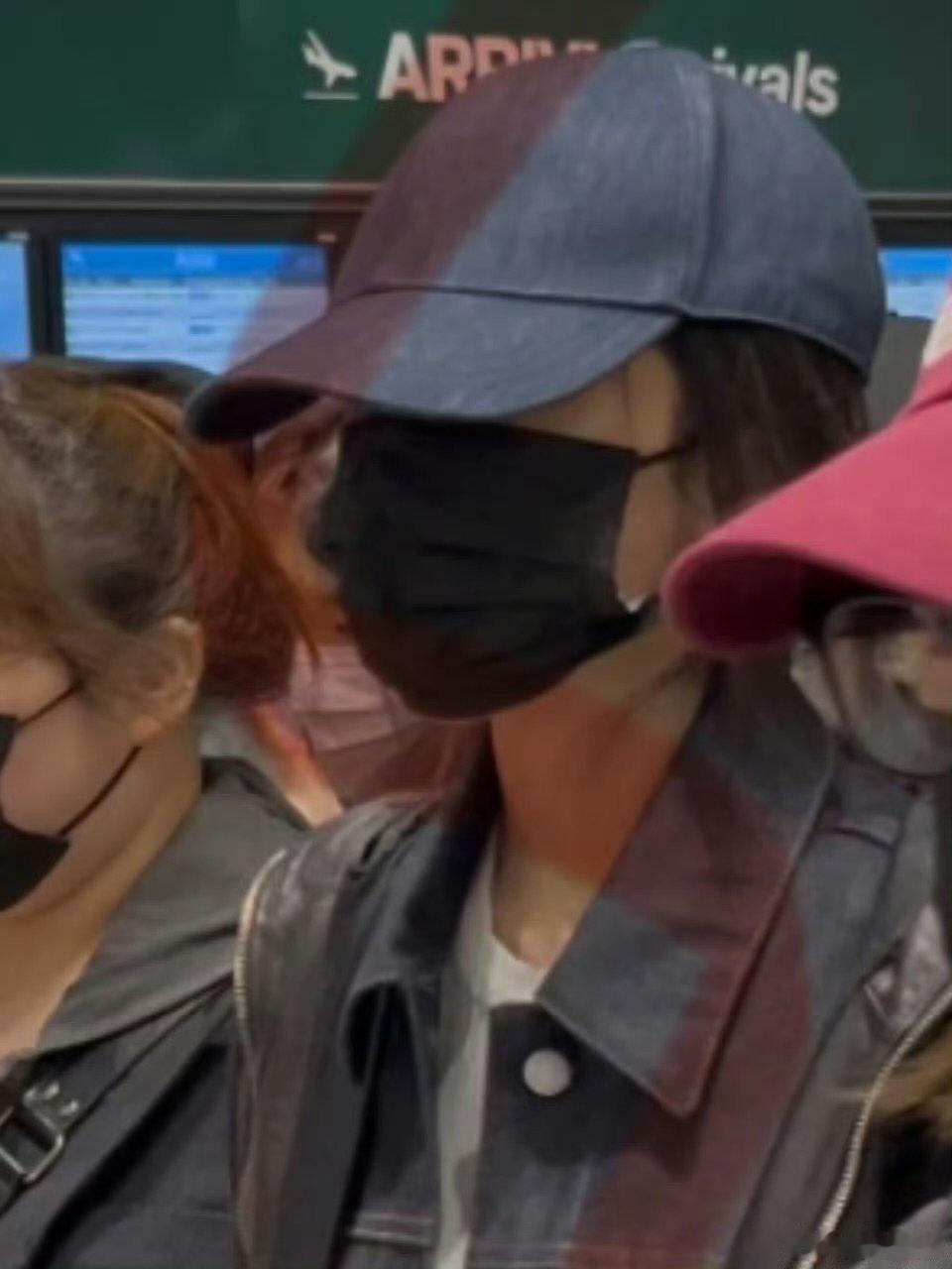 杨幂米兰时装周到达 生图直出完全能打，眉眼精致动人，时尚感扑面而来 杨幂米兰时装