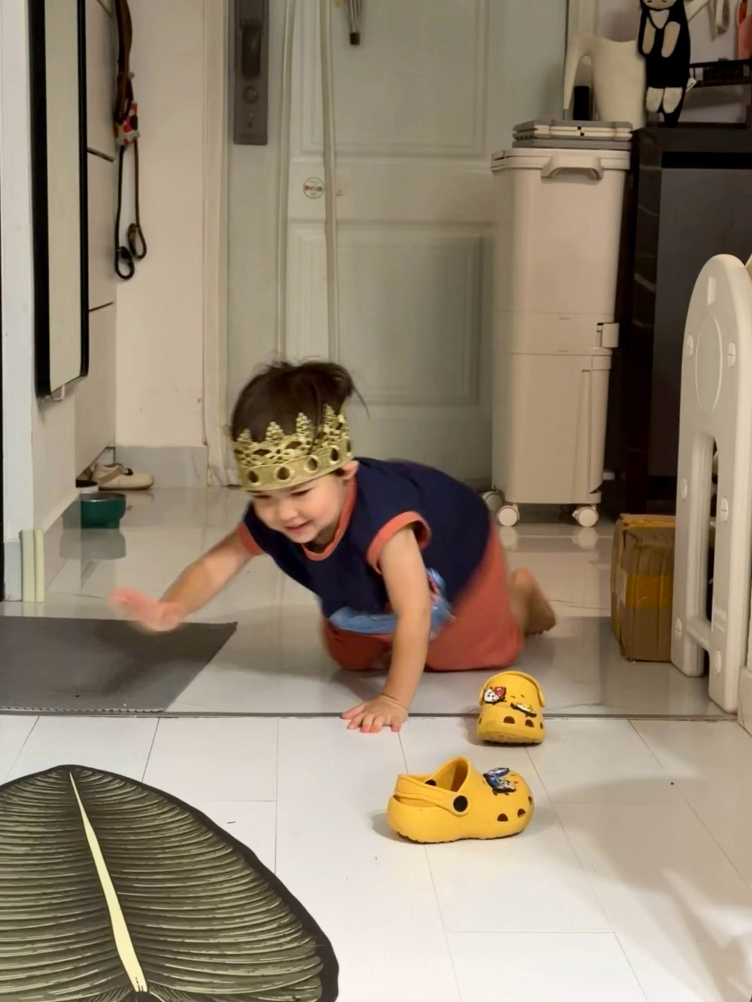 昨晚孩子不知道从哪个角落翻出这顶“王冠”来戴，小脑瓜很明显长大了不少，一开始戴不