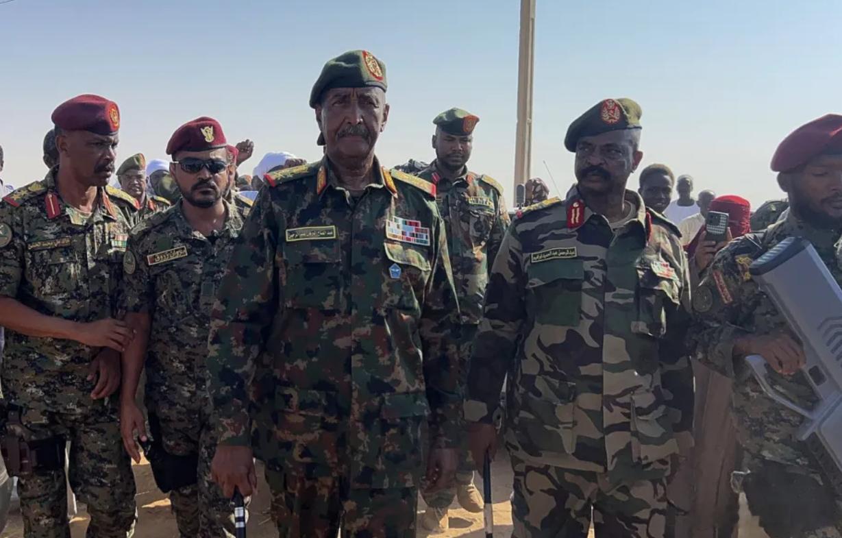 【苏丹拒绝“四方安全对话”停火方案，布尔汗上将评价“最糟糕”】苏丹的天空已经被炮