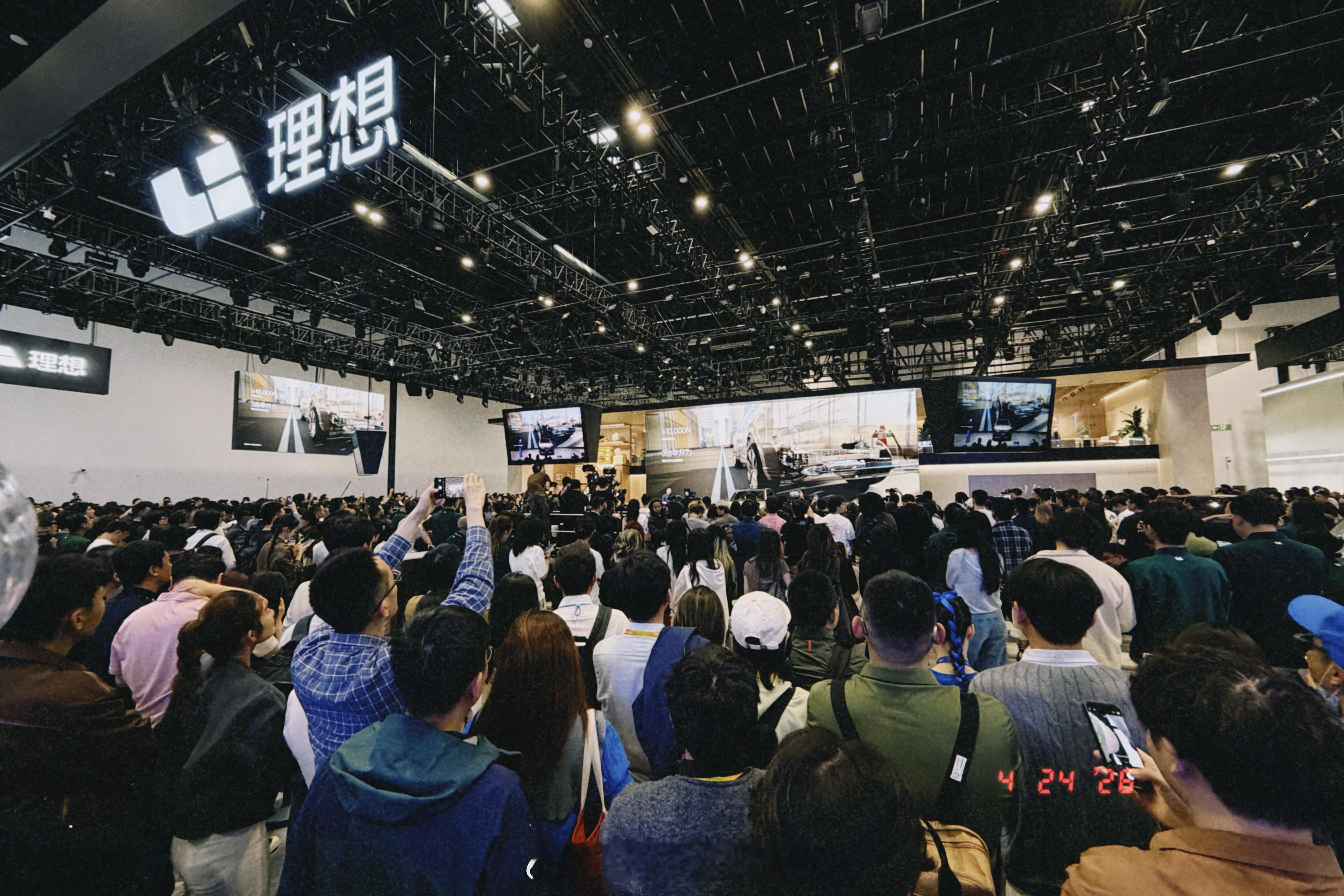 全新一代理想l9 22年6月理想汽车发布了全尺寸旗舰suv——理想L9，上市72