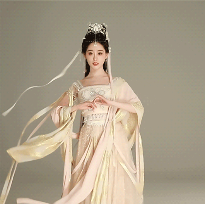 祝绪丹《孤妖小红娘》俩造型都好美，衣裙飘飘，有点飞天舞女的味。