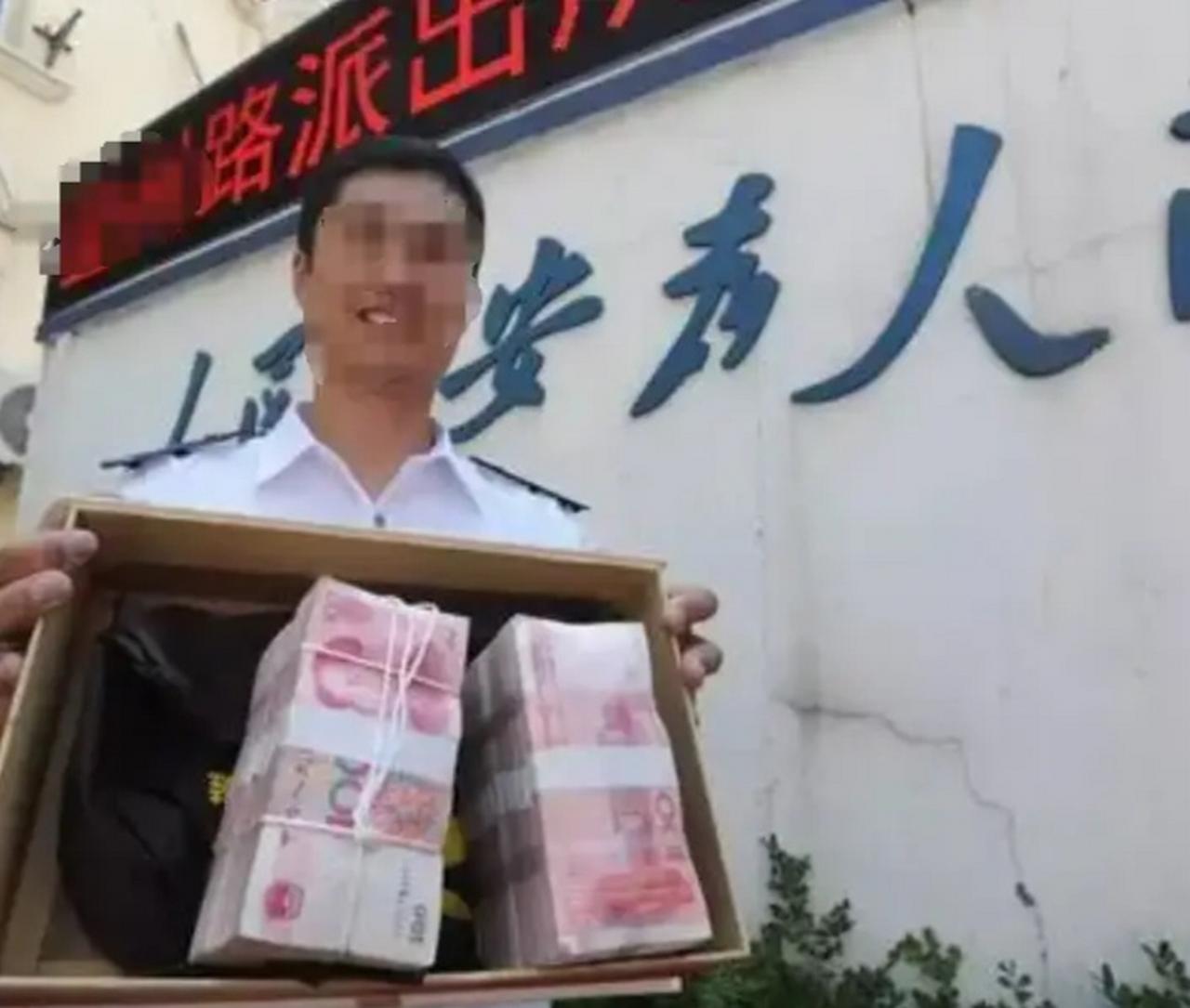 “太无耻！”浙江，男子捡到22万，立刻报警，警察调出监控，很快找到了失主，失主拿