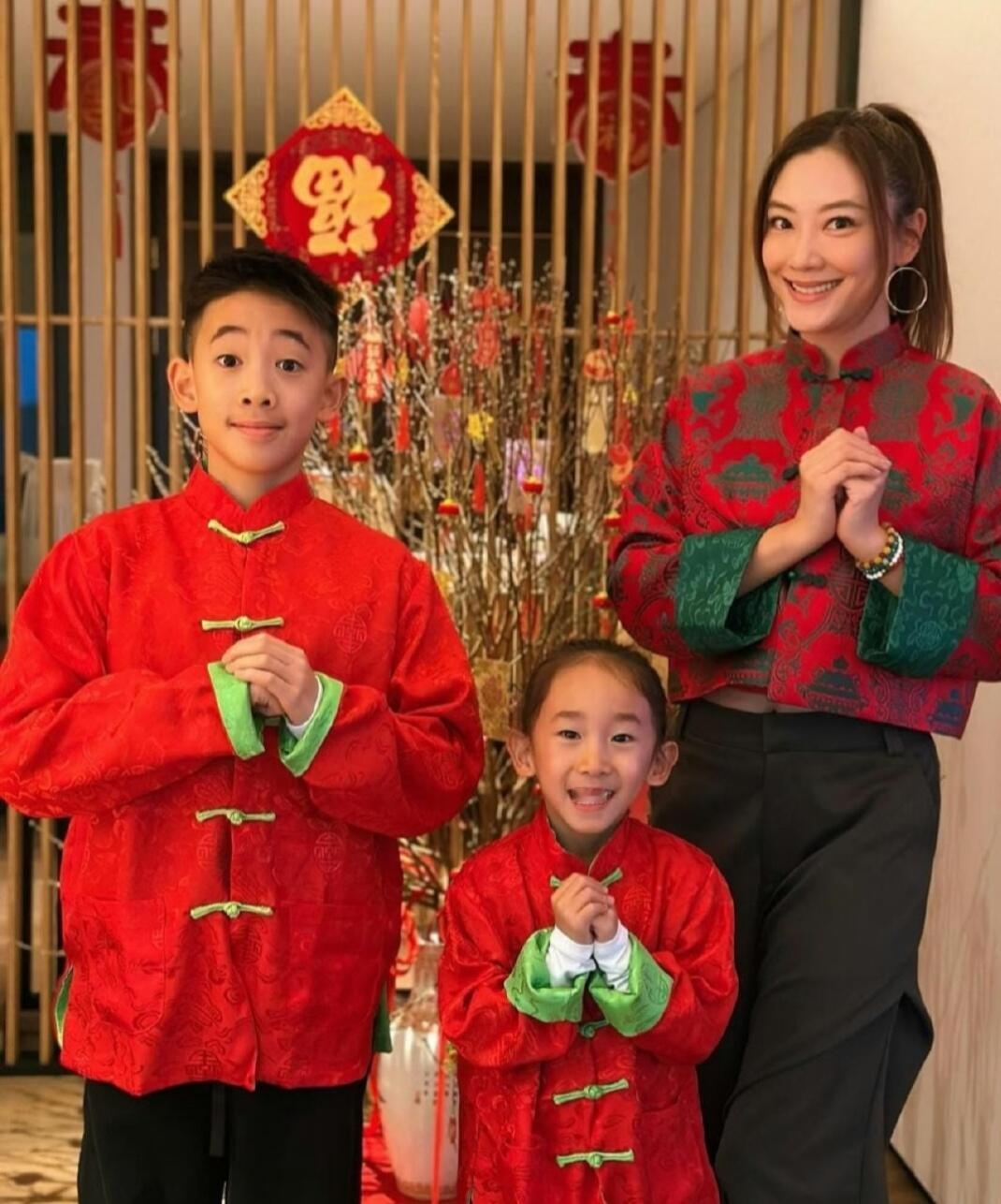 陈小春更新两个儿子近照长得好像啊啊啊！小春的基因超强…哈哈哈哈 ​​​