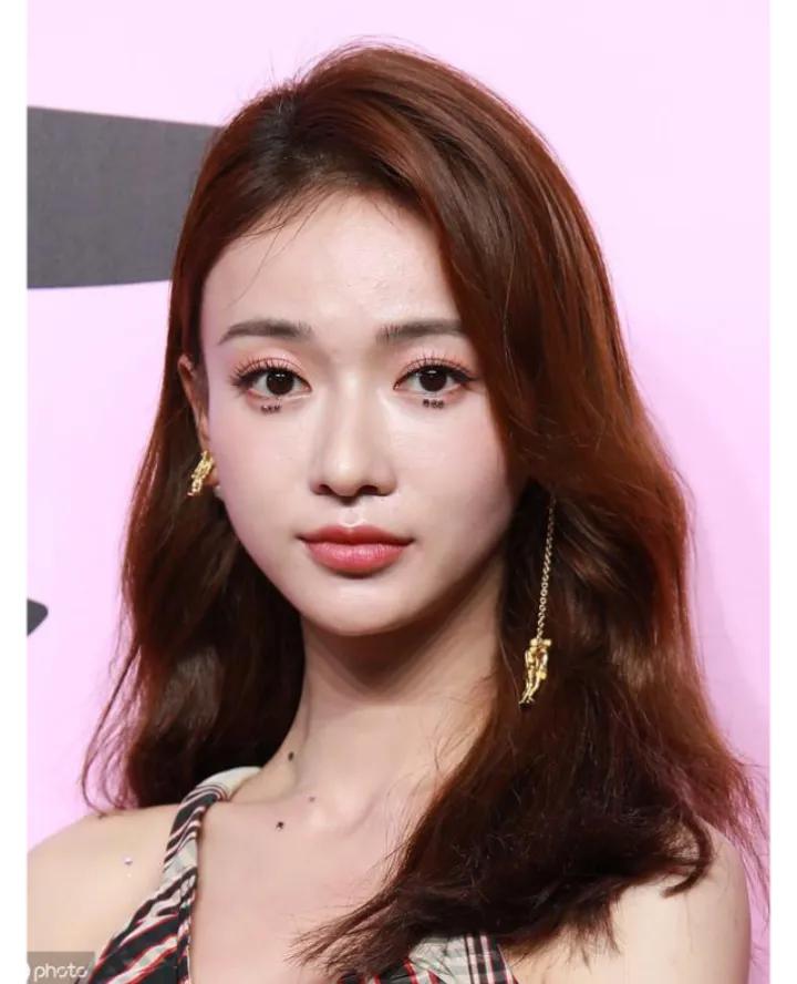 吴谨言孕期惊喜迎《春花焰》，加速播出显剧组温情

近日，吴谨言在得知新剧《春花焰