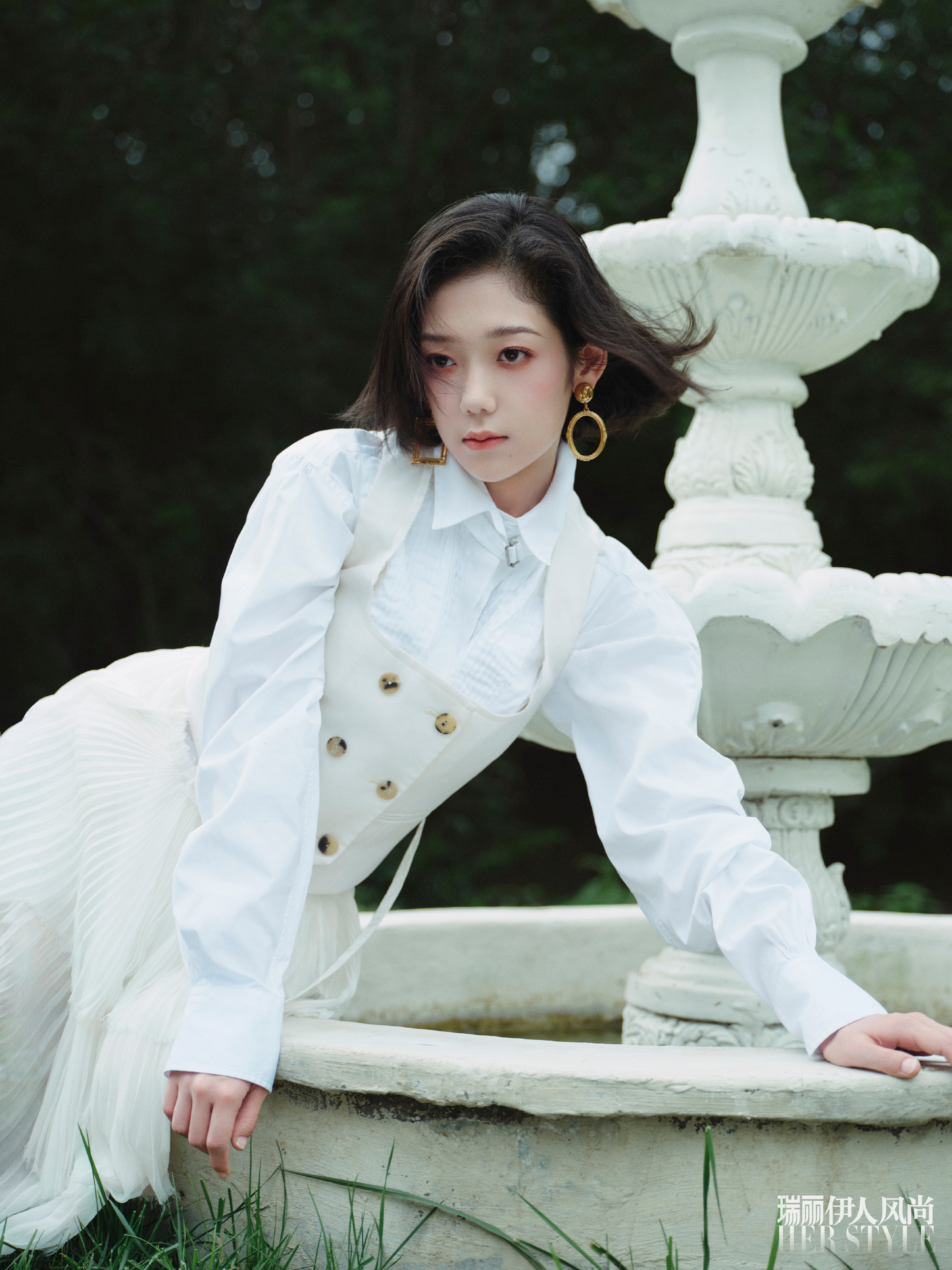 希林娜依高复古绮梦大片 心动上线！为《瑞丽伊人风尚》拍摄的封面大片，用复古洋装搭