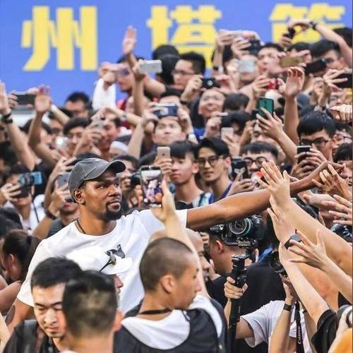 杜兰特：感谢中国球迷一直以来的关
爱和支持，期待很快再见


今日，火箭球星杜兰