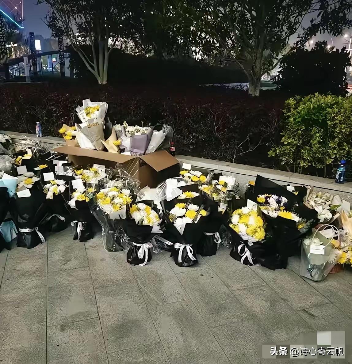 张雪峰刚离世一天
让人破防的一幕出现了！
张雪峰公司楼下被很多不远千里送来鲜花堆