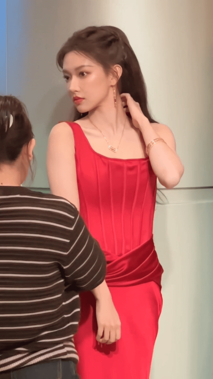 这是最近娱乐圈又一个出圈的造型，就是我们性感又美丽的程潇，她这个造型美的好惊艳啊