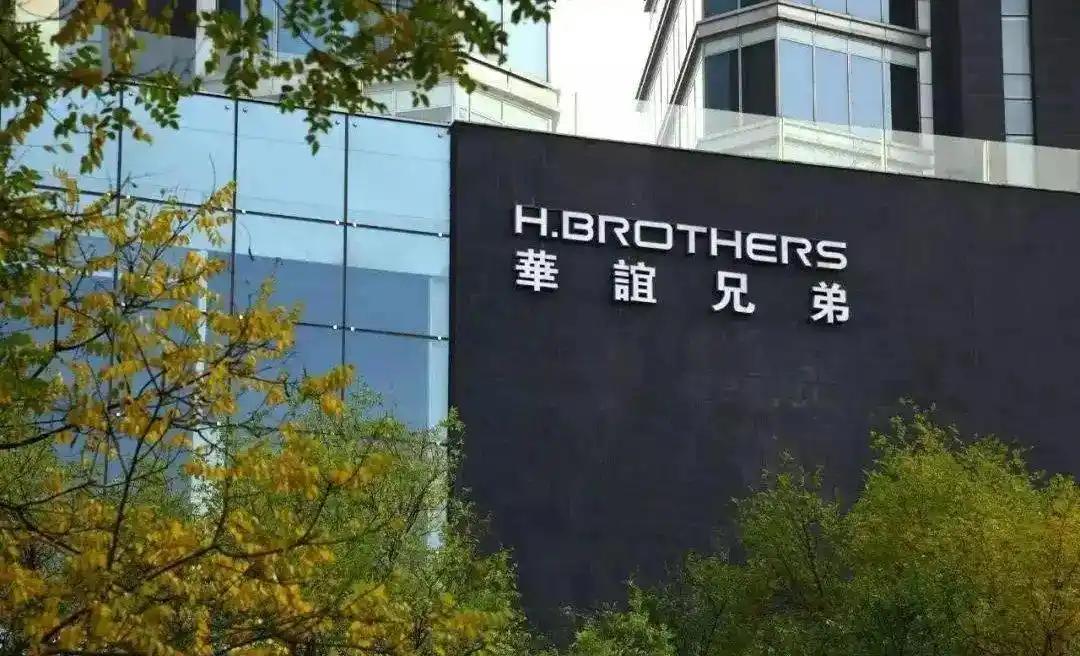 谁能想到，曾经的“中国影视娱乐第一股”华谊兄弟，如今快把自己玩“凉”了😂
4月