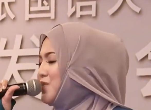 茜拉全家移居中国上热搜，看得人一头雾水。
马来西亚歌手茜拉，自曝打算全家搬来中国