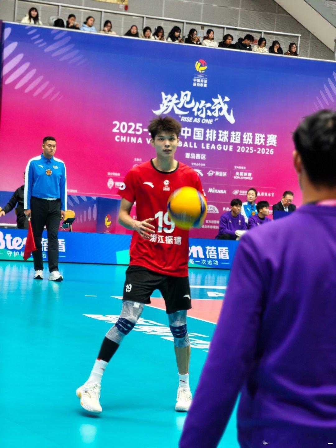 虽然没抓到人签名合影，但是由于买的座位太好了，他们就在我跟前，和这个世界和解了