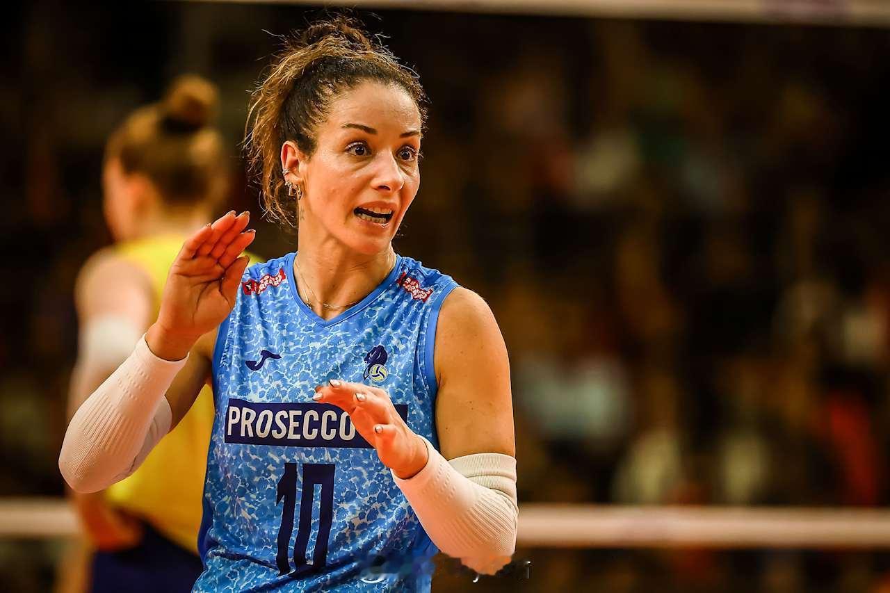 德吉纳罗 vs 巴西奥萨斯科16个一传1失误，50%/31%16次防守，15有效