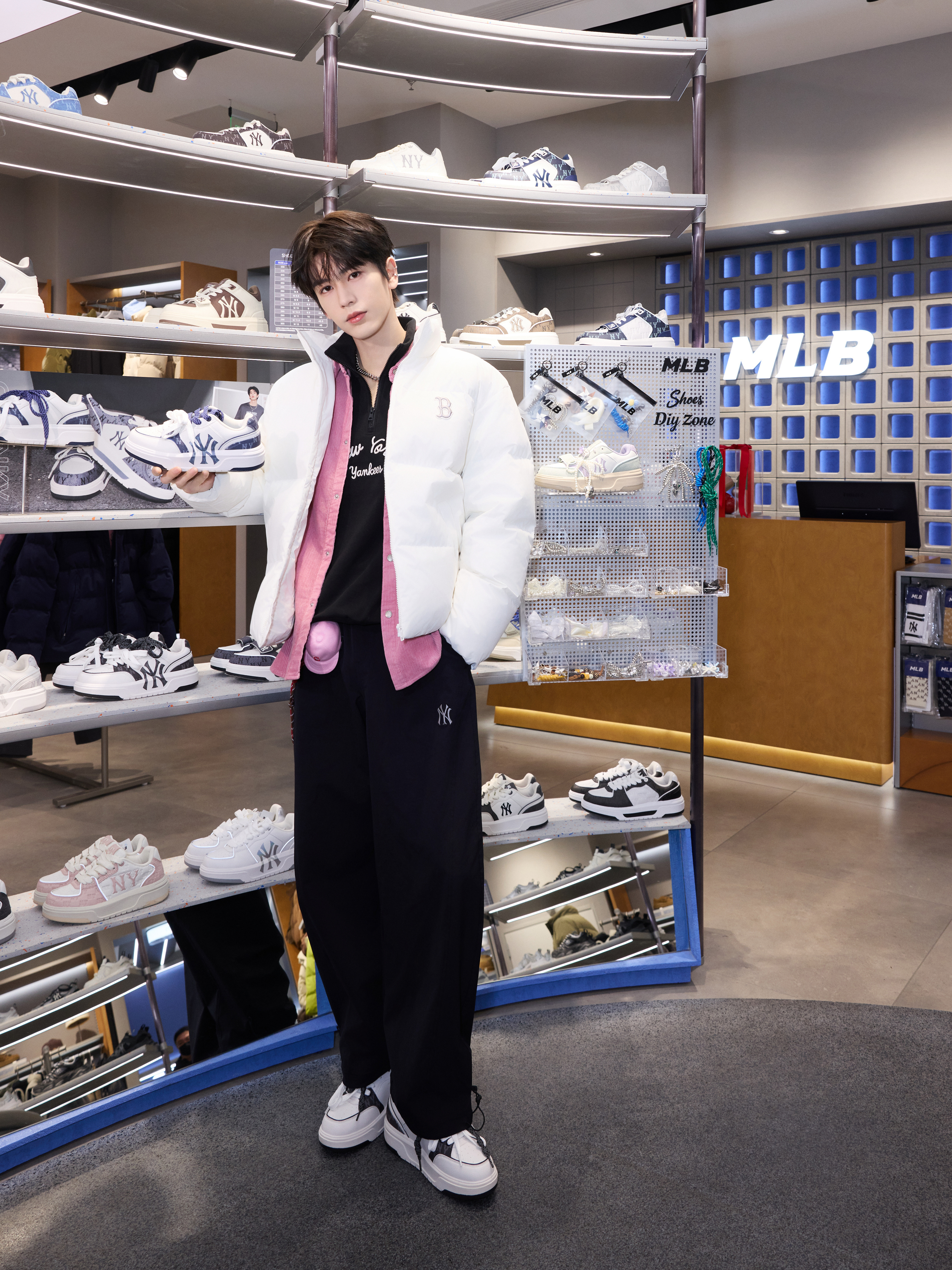 张凌赫 × 今日亮相 MLB 线下活动，身穿白色羽绒配黑色长裤亮相，粉色衬衣内搭