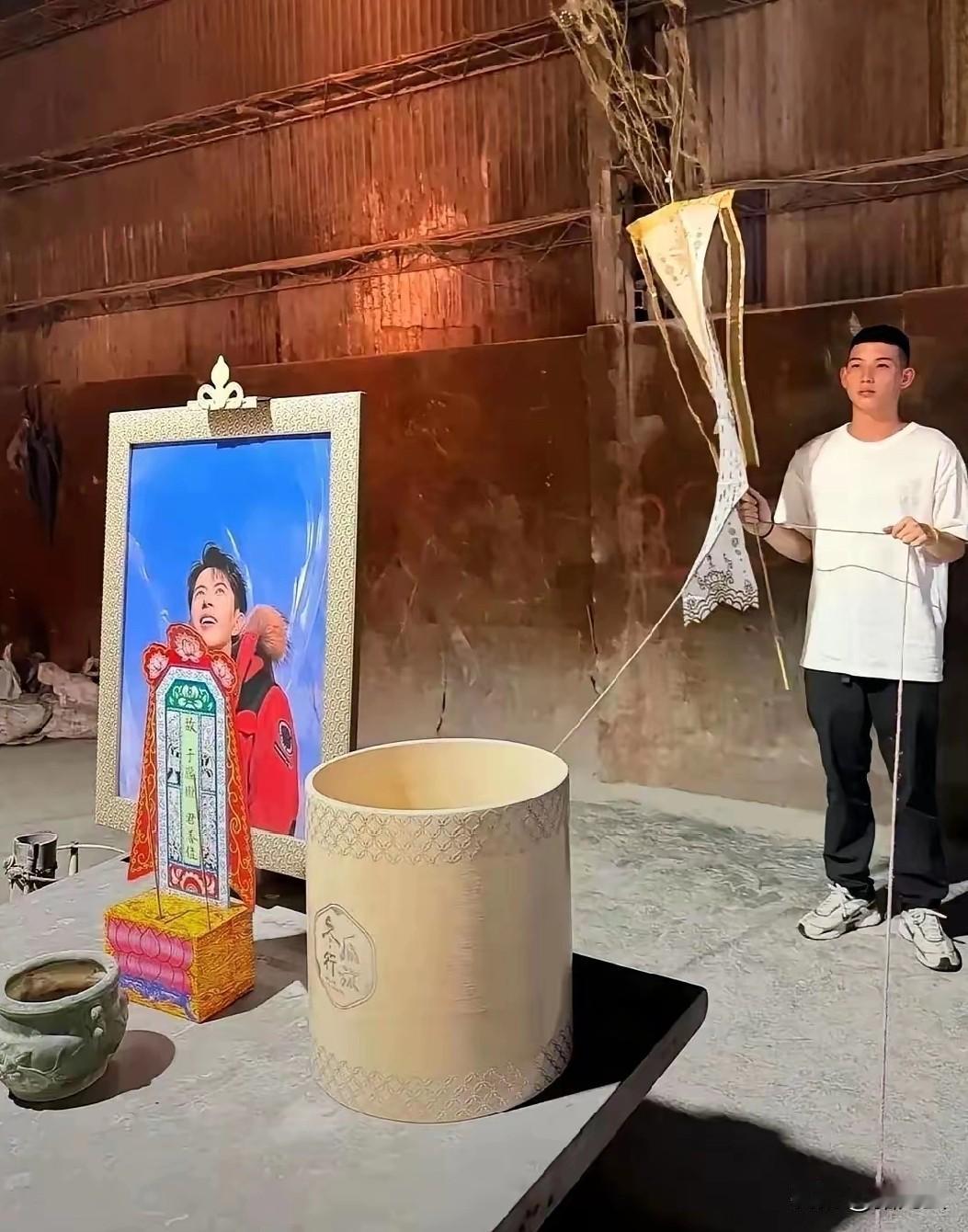 这画面看着是真揪心
别人家办后事
披麻戴孝热热闹闹，他倒好
连场像样的法事都得在