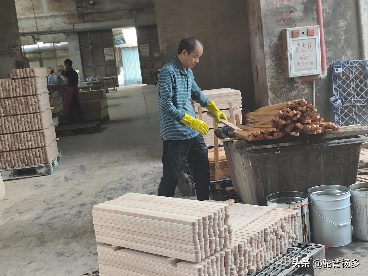 晒图笔记大赛这位工人在干啥？原来，为防止木料开裂，员开正在给木料泡防裂油。