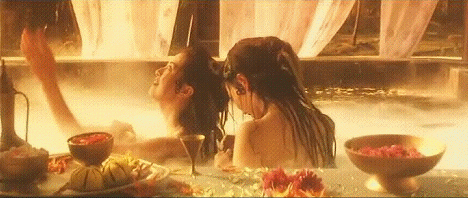 王祖贤妖娆，张曼玉温婉，演蛇妖自然是王祖贤更胜一筹[赞]
  