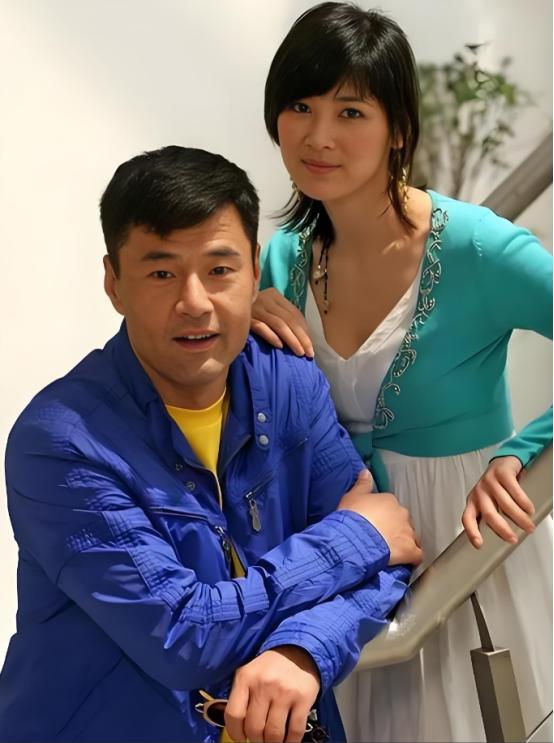 于荣光怎么也想不通，结婚35年以来，他零绯闻，钱他赚、饭他做，十分宠爱妻子，但2