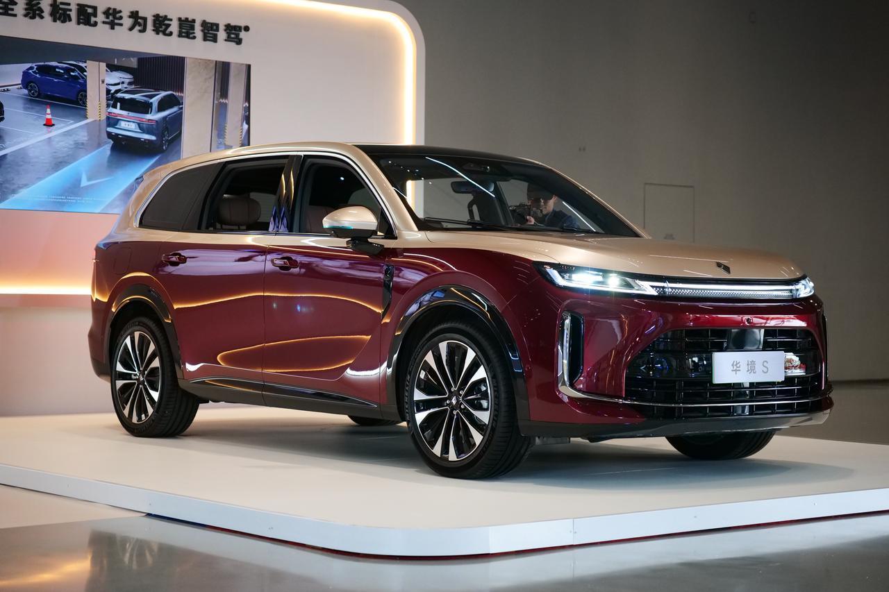 看车看久了你会发现一个有意思的事：很多大六座SUV，第三排的待遇跟经济舱最后一排