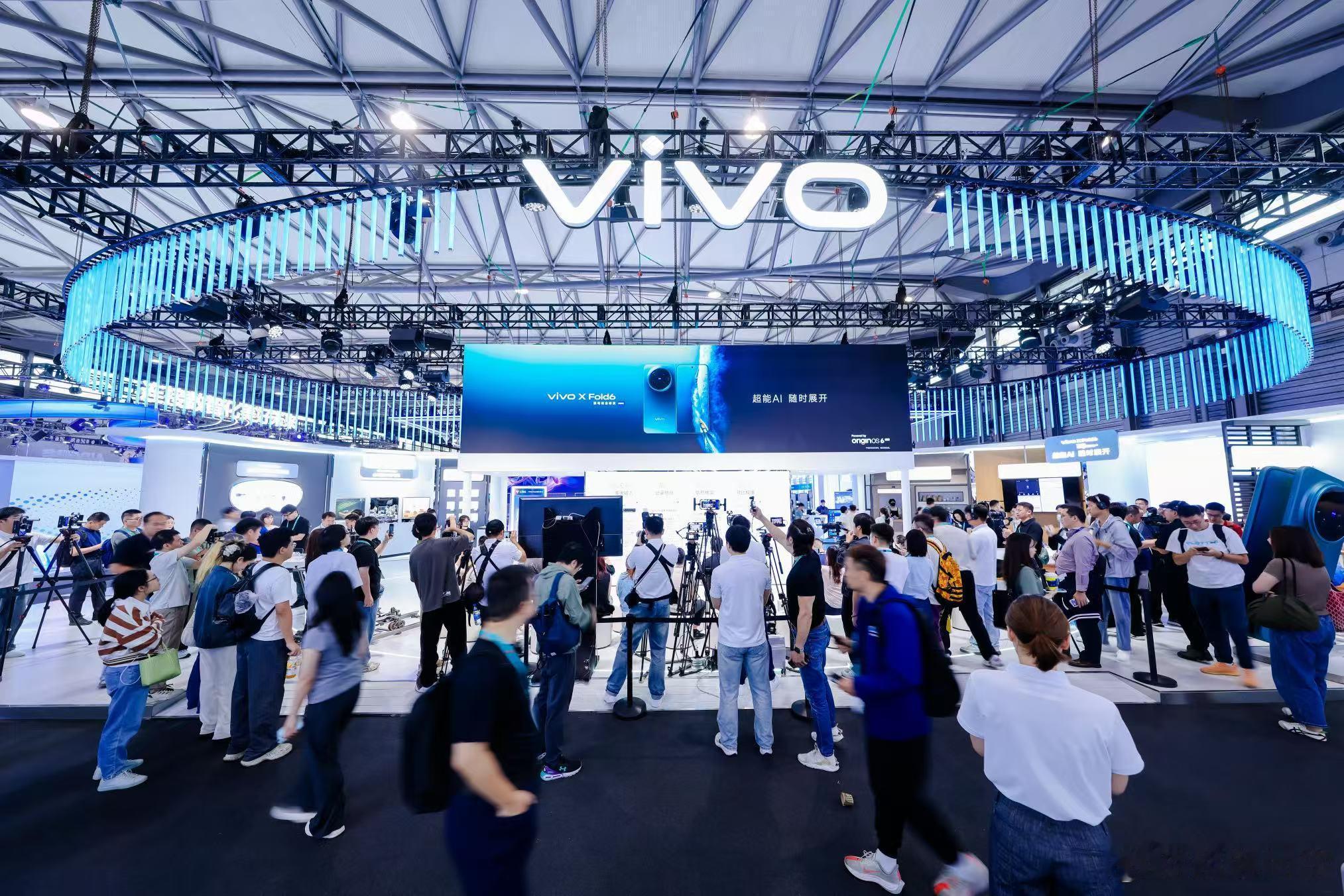 MWC26上海正式开幕，6月25日，vivo X Fold6的多位先锋用户在vi