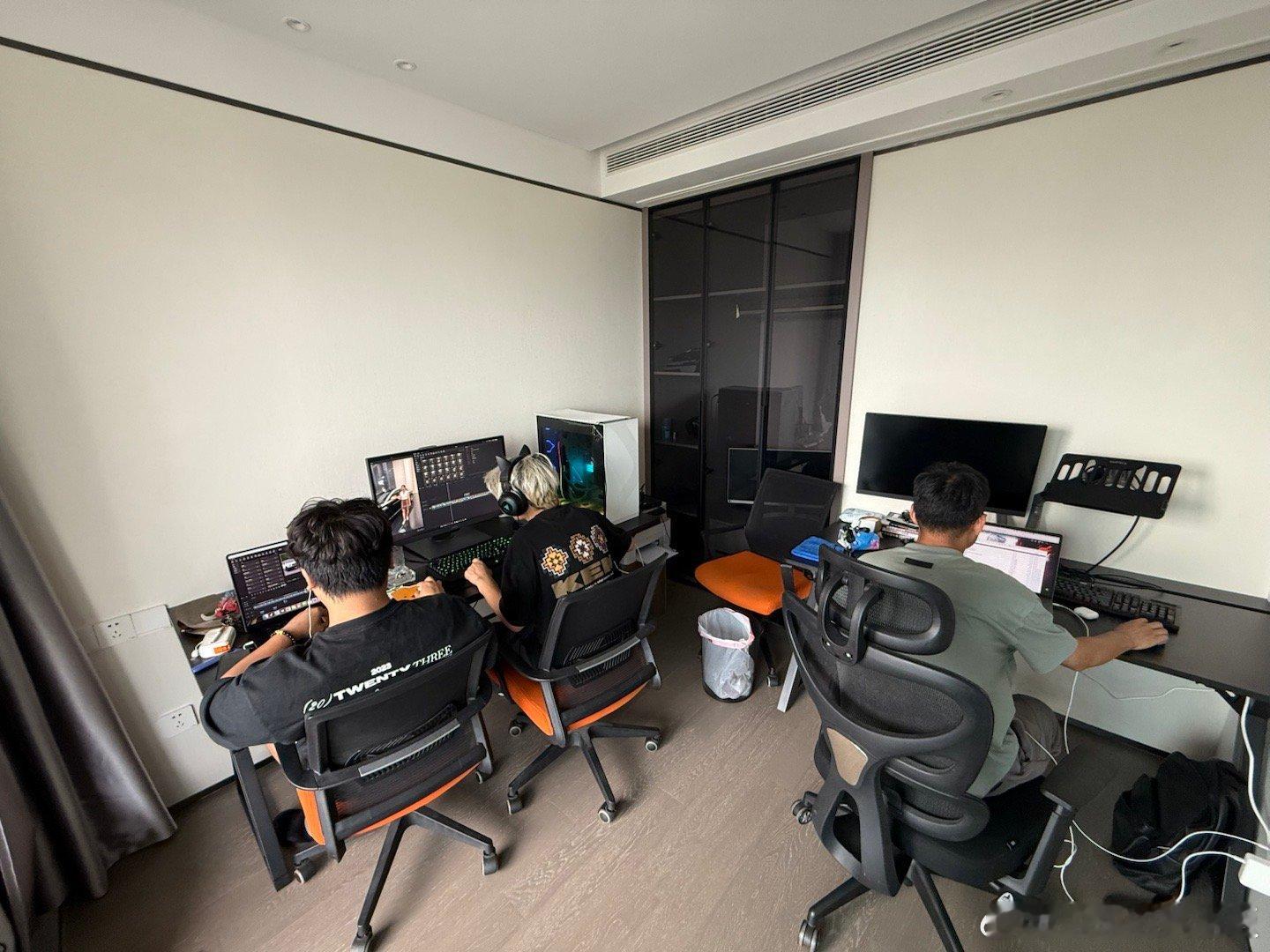 回杭州就要开启工作模式 三台电脑 三组人 铁打的姚老板流水的摄像跟姚老板混一天吃