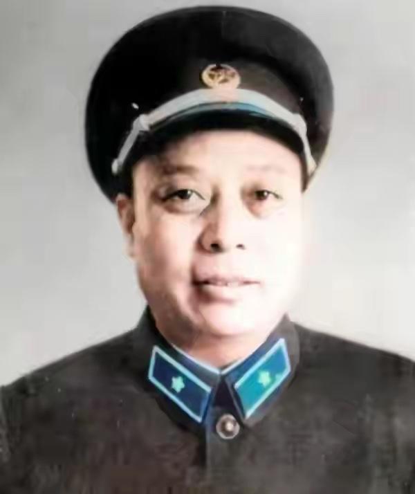 他是中央警卫团首任团长，保卫毛主席43年，1976年之后却销声匿迹。这位团长是谁