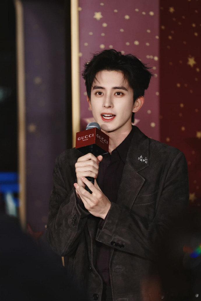 让敖瑞鹏提前感受跨年气氛了 哇！敖瑞鹏被粉丝的热情淹没，现场热闹得像跨年现场。这