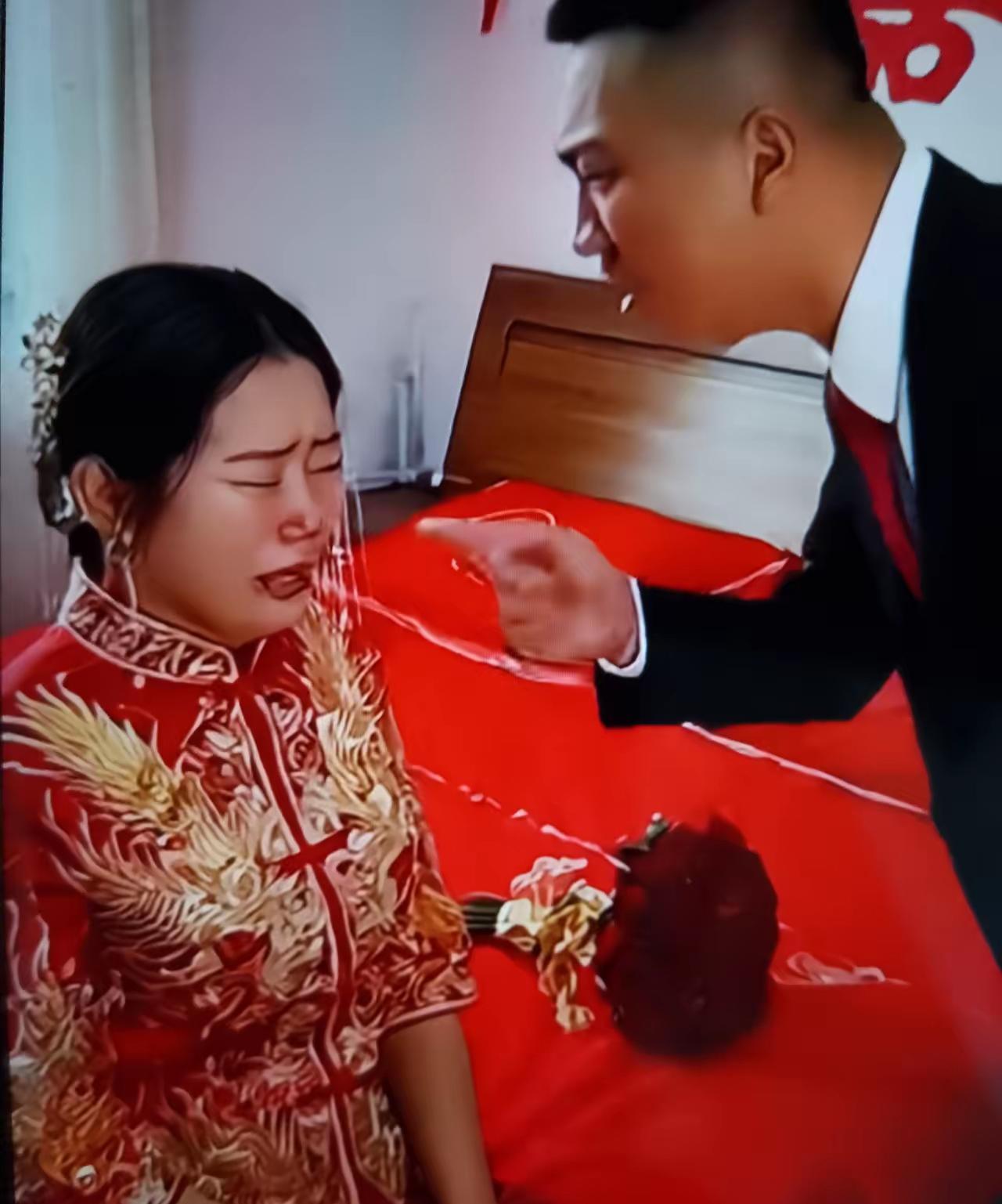 婚礼结束，新郎迫不及待地问新娘，彩礼带回多少？
新娘泣不成声地说：一分没带。因为