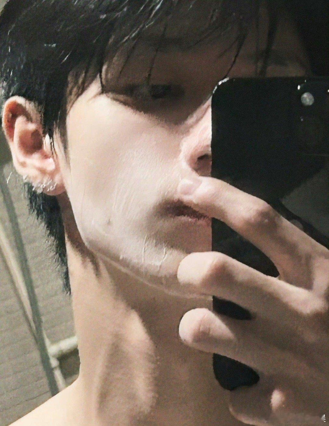朱志鑫问为什么洗面奶不起泡沫对镜拍是朱志鑫的统治区[爱慕] 这是在撩拨我们的心吗